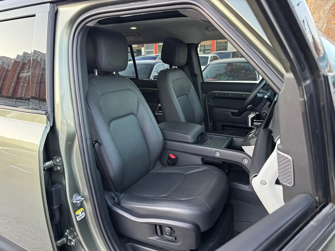 Land Rover Defender 2023 Model 110 3.0T P400 Dark Special Edition фото 13