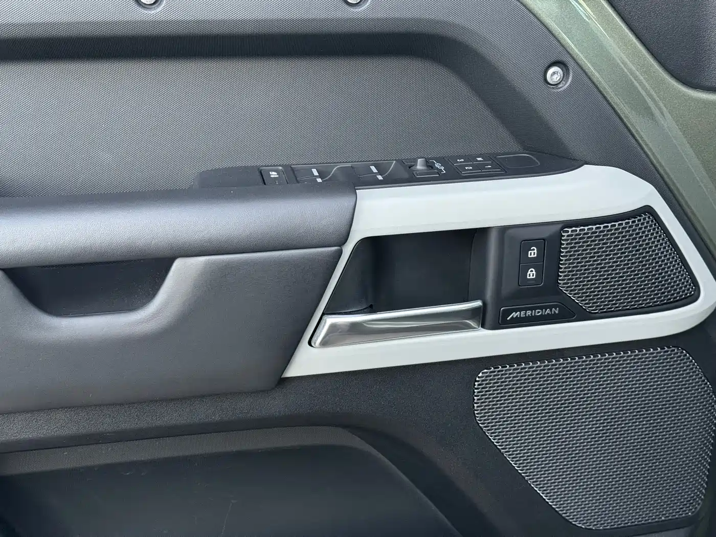 Land Rover Defender 2023 Model 110 3.0T P400 Dark Special Edition фото 15