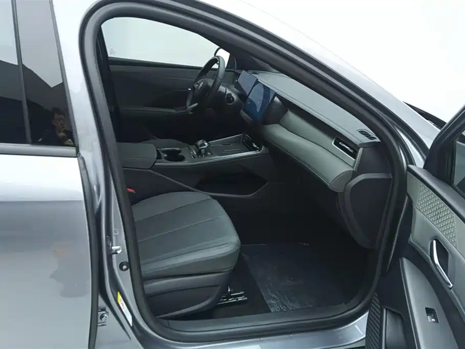 BYD Qin PLUS 2025 DM-i Smart Drive 55KM Leader фото 8