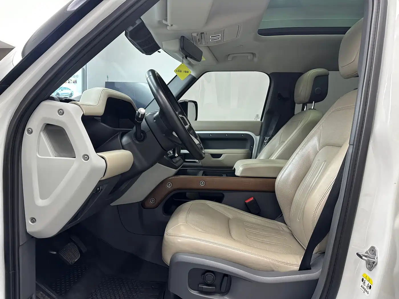 Land Rover Defender 2022 110 P400 Dark Special Edition фото 9