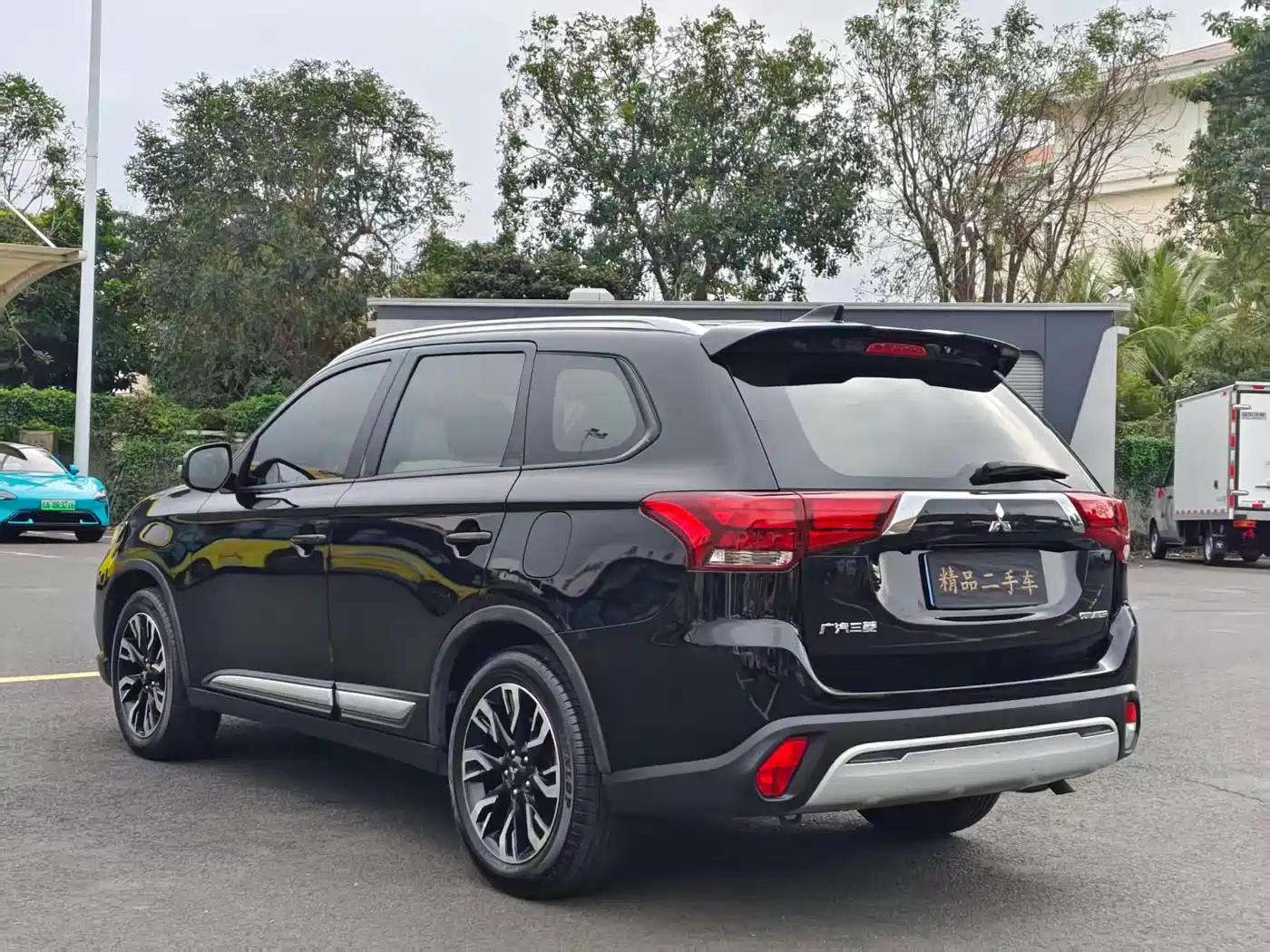 MITSUBISHI OUTLANDER