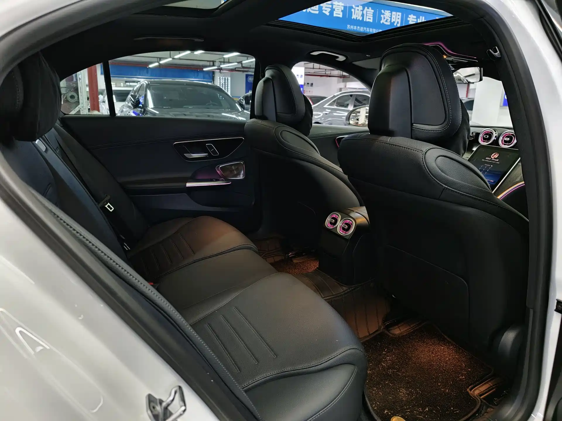 صورة 7 - Mercedes-Benz C-Class