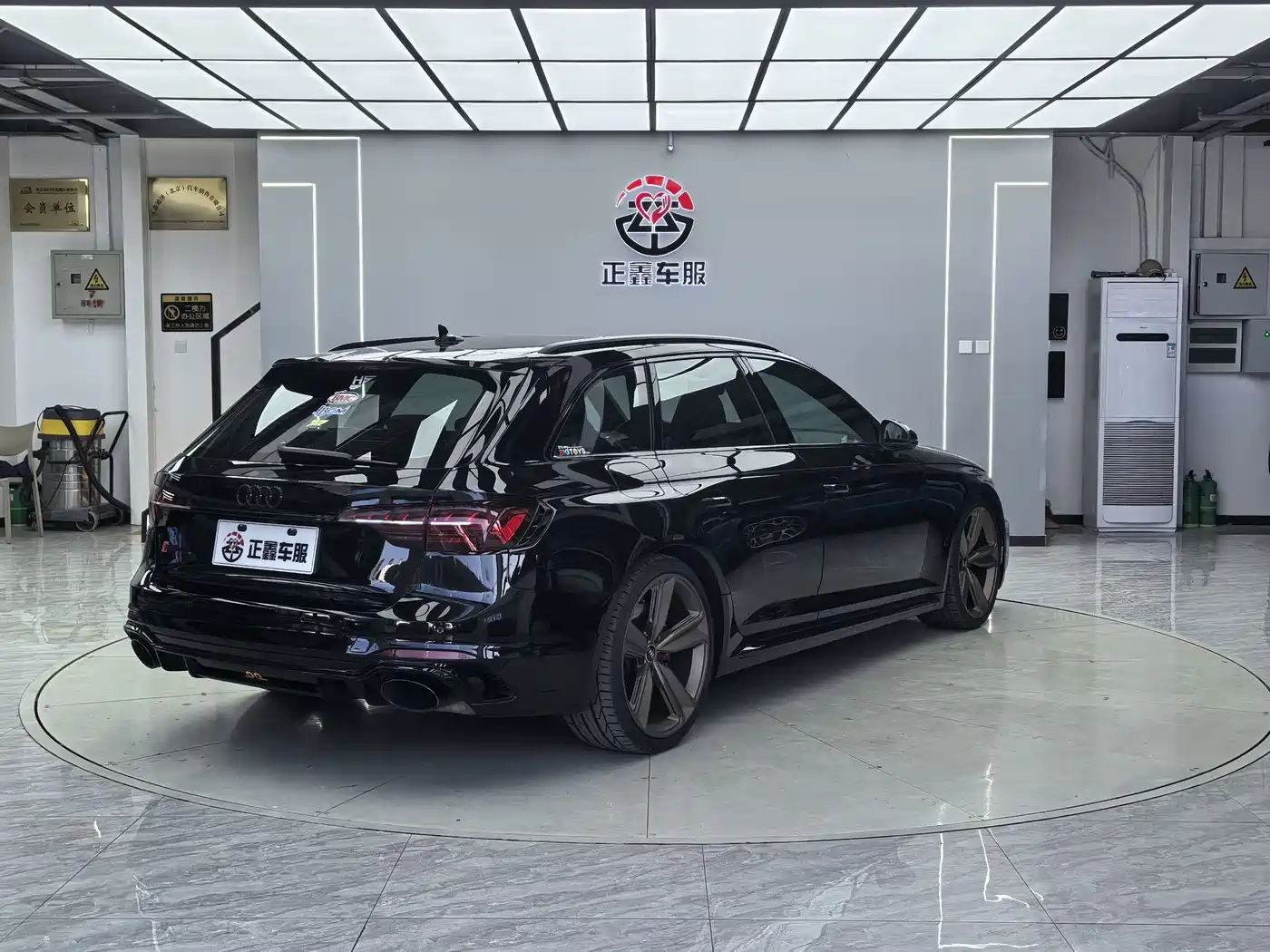 Audi RS 4 2021 RS4 Avant Dark Gold Edition фото 14