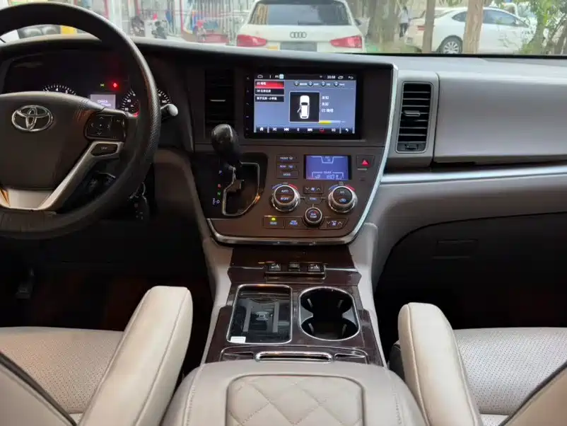 Toyota Sienna 2015 3.5L 2WD LE фото 4