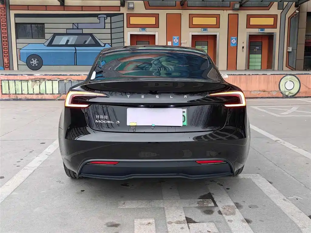 TESLA MODEL 3