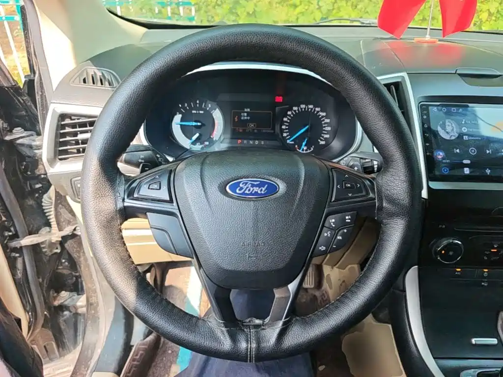 Фото 11 - Ford Edge