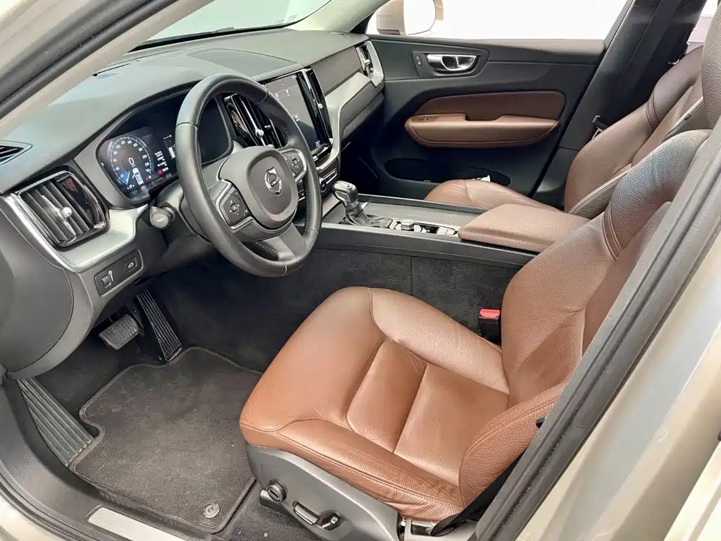 Фото 6 - Volvo XC60