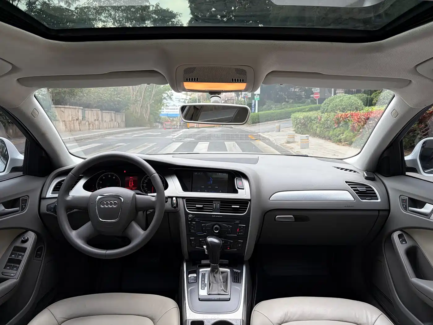 Audi A4L 2010 2.0 TFSI Standard фото 12