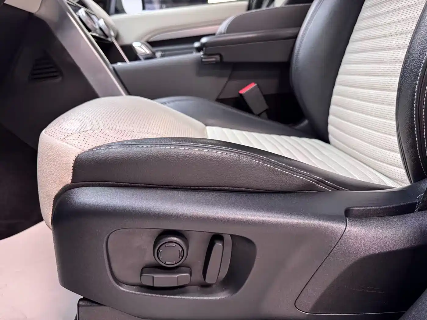Land Rover Discovery 2021 360PS R-Dynamic S фото 9