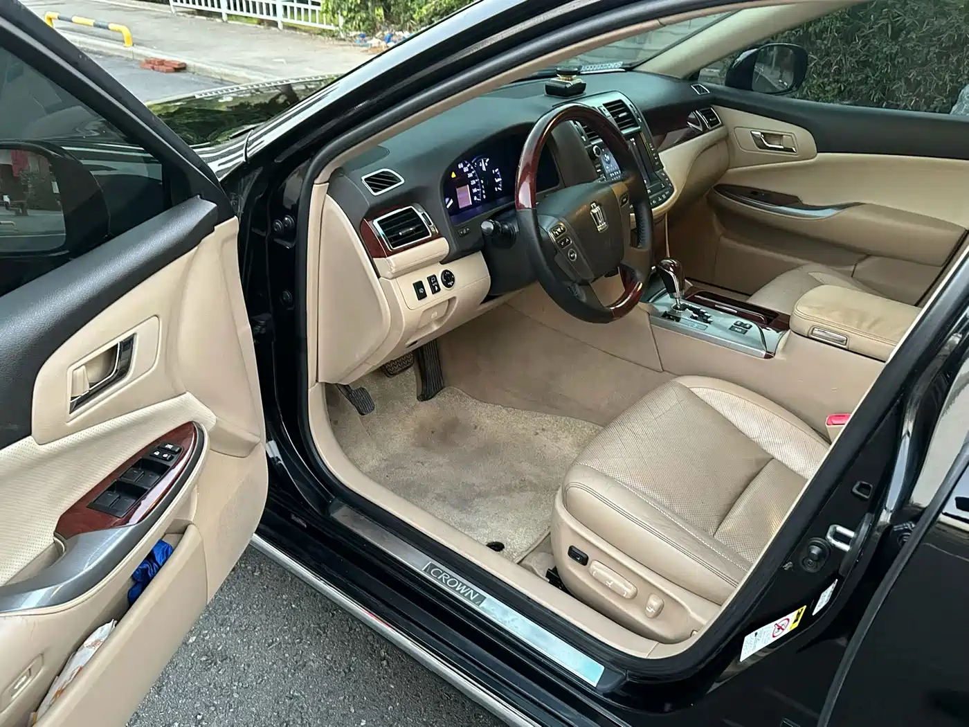 Toyota Crown 2012 2.5L Royal Leather Edition фото 7