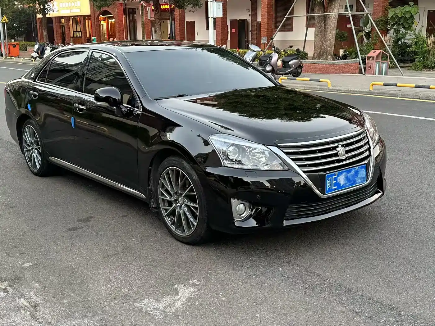 Toyota Crown 2012 2.5L Royal Leather Edition фото 3