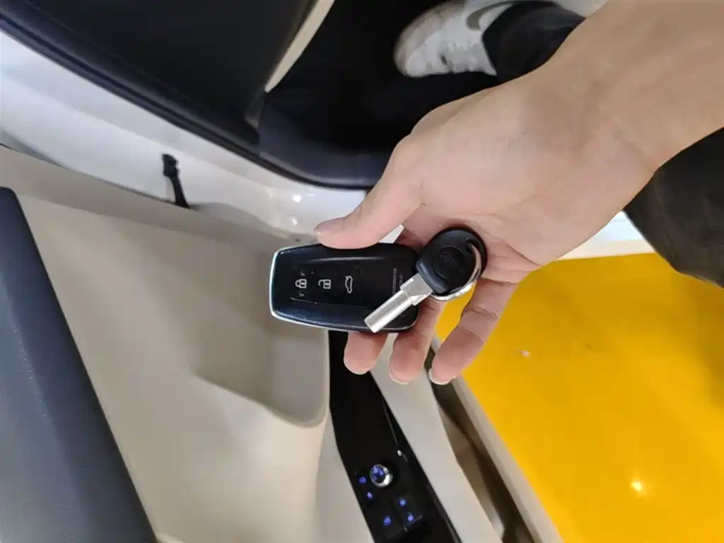 Toyota Camry 2018 Hybrid 2.5HG Luxury Edition фото 15