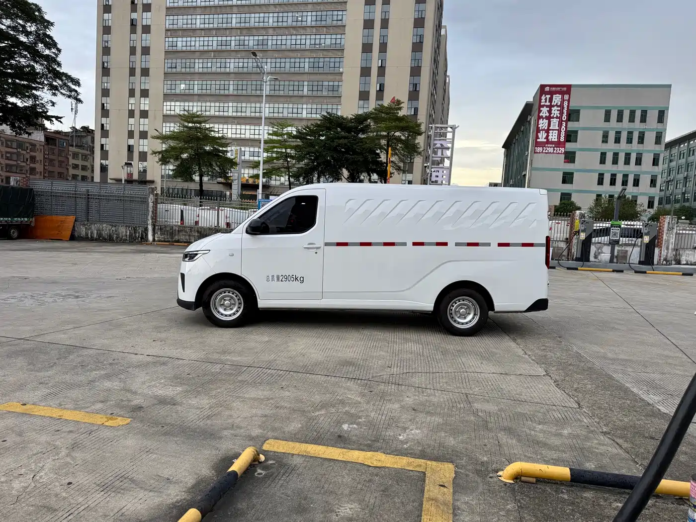 Wuling Motors Wuling Yangguang 2026 2024 Model 300km Comfort Enclosed Window Version 75kW