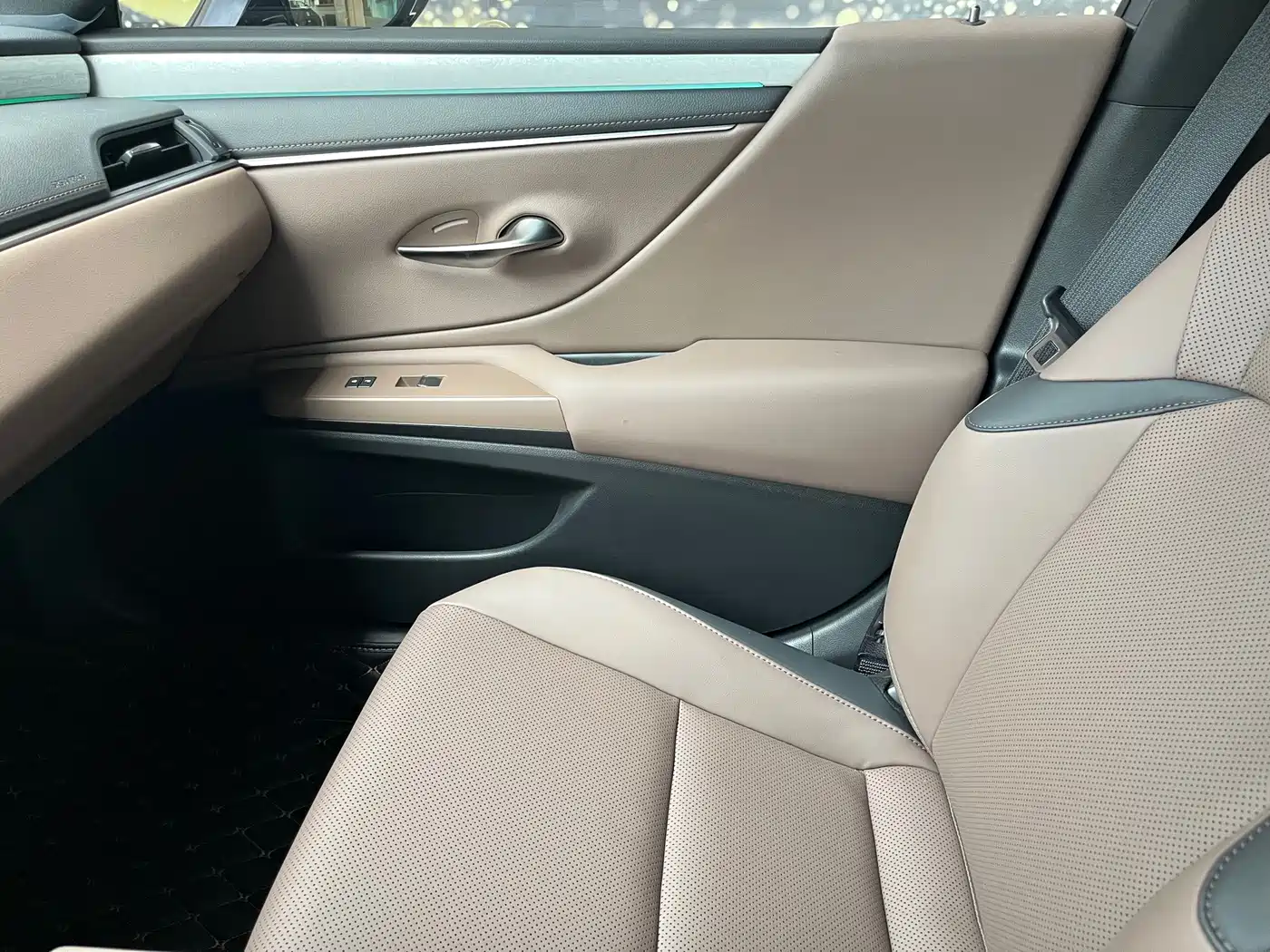 Фото 16 - Lexus ES