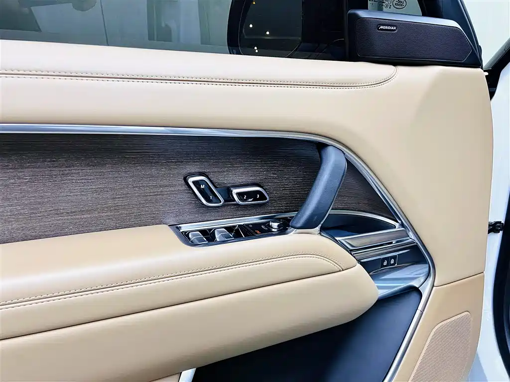 Land Rover Range Rover 2023 3.0 L6 360PS Golden Age Edition фото 11