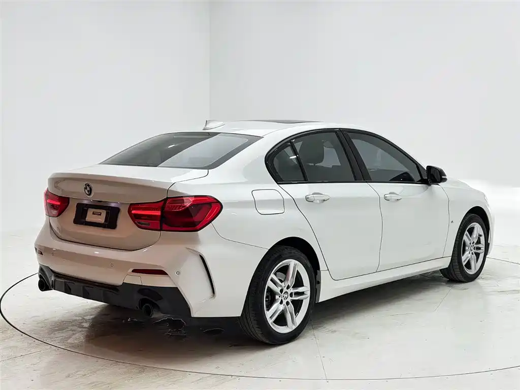 BMW 1 Series 2022 120i M Sport Shadow Edition фото 6