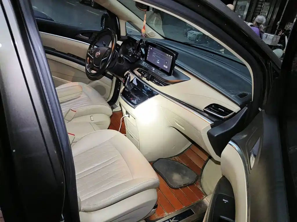 Фото 13 - Buick GL8