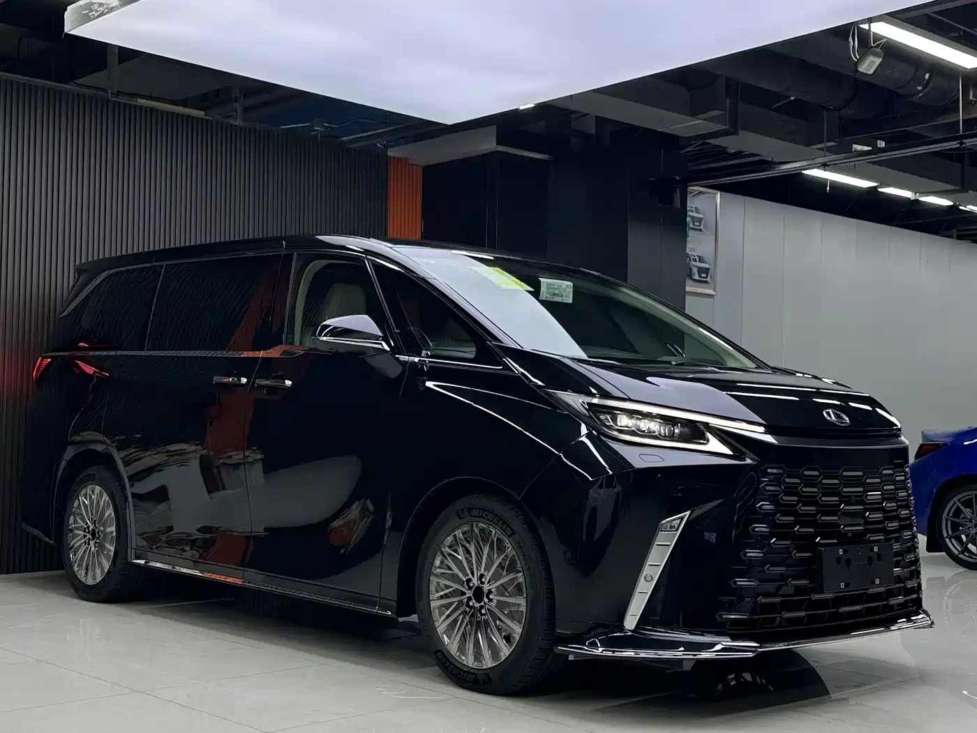 Lexus LM 2025 Model 500h Six-Seater Prestige Edition фото 2