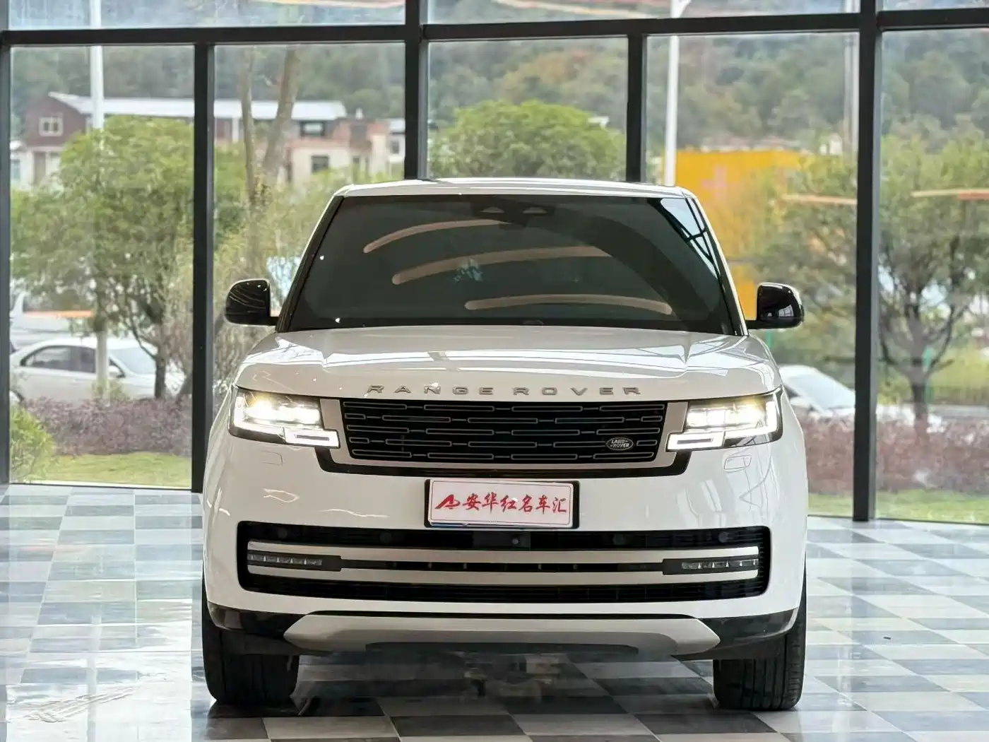 Land Rover Range Rover 2023 3.0 L6 360PS Golden Age Edition фото 2