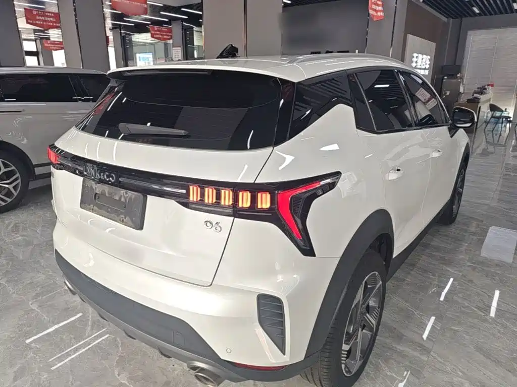 صورة 7 - Lynk & Co 06