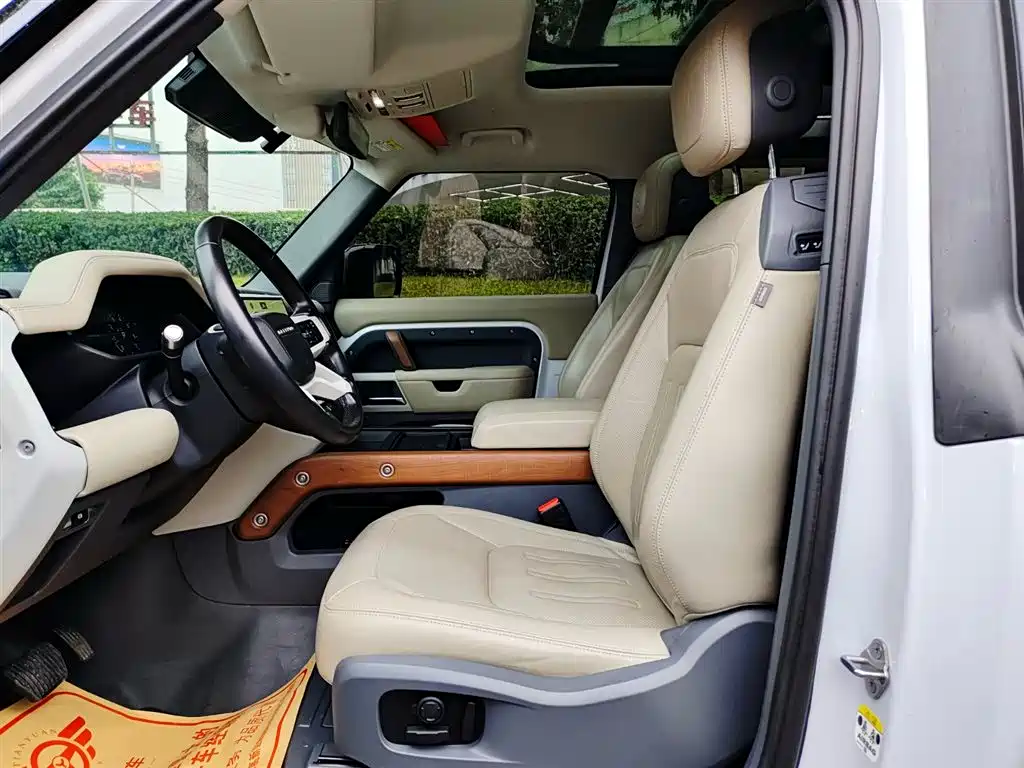Land Rover Defender 2022 Model 90 2.0T P300 Tiger Ambition Edition фото 8