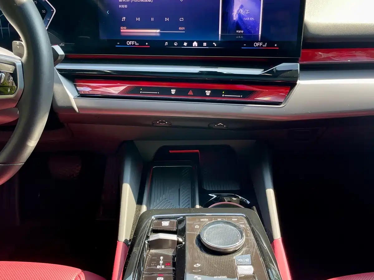 BMW 5 Series 2025 530Li Leading M Sport Package фото 10