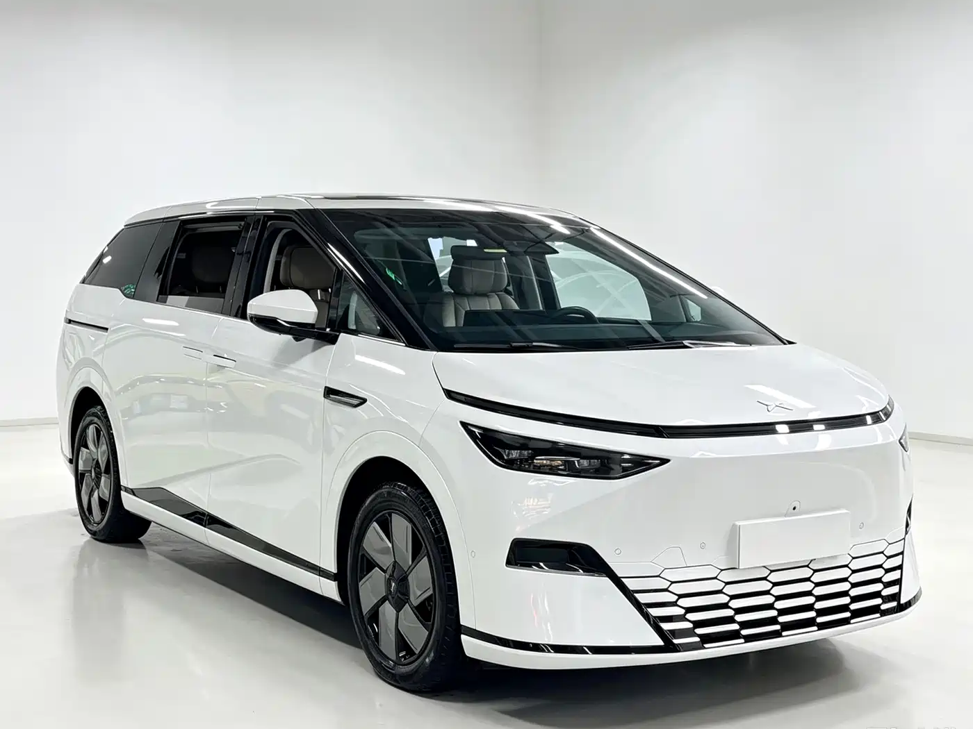 Фото 2 - XPeng X9