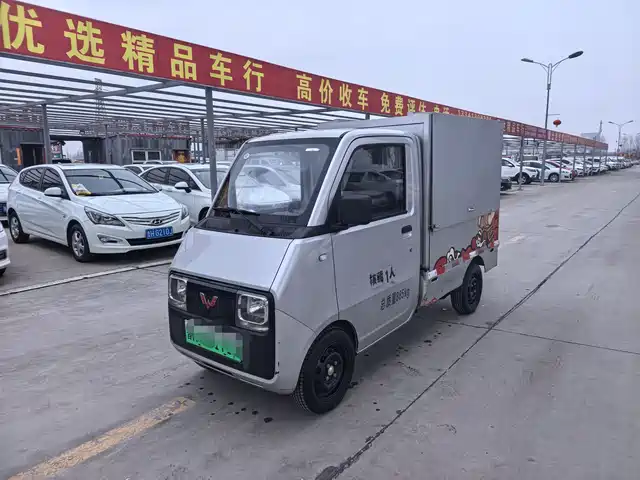 WULING WULING E10