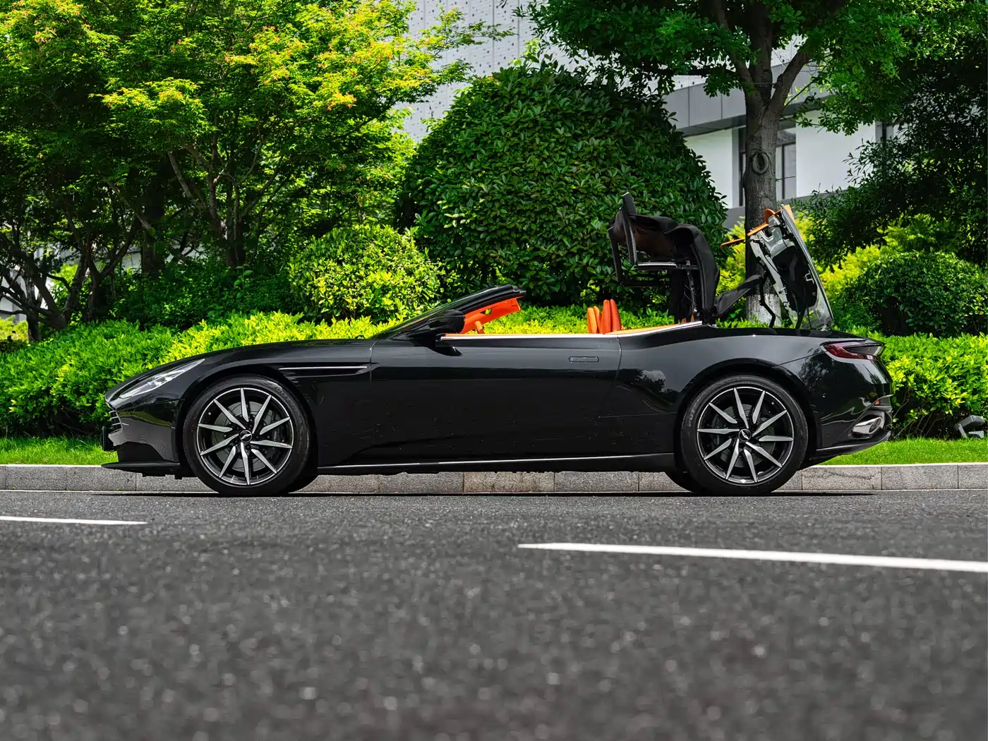 Aston Martin DB11 2023 4.0T V8 Volante фото 19