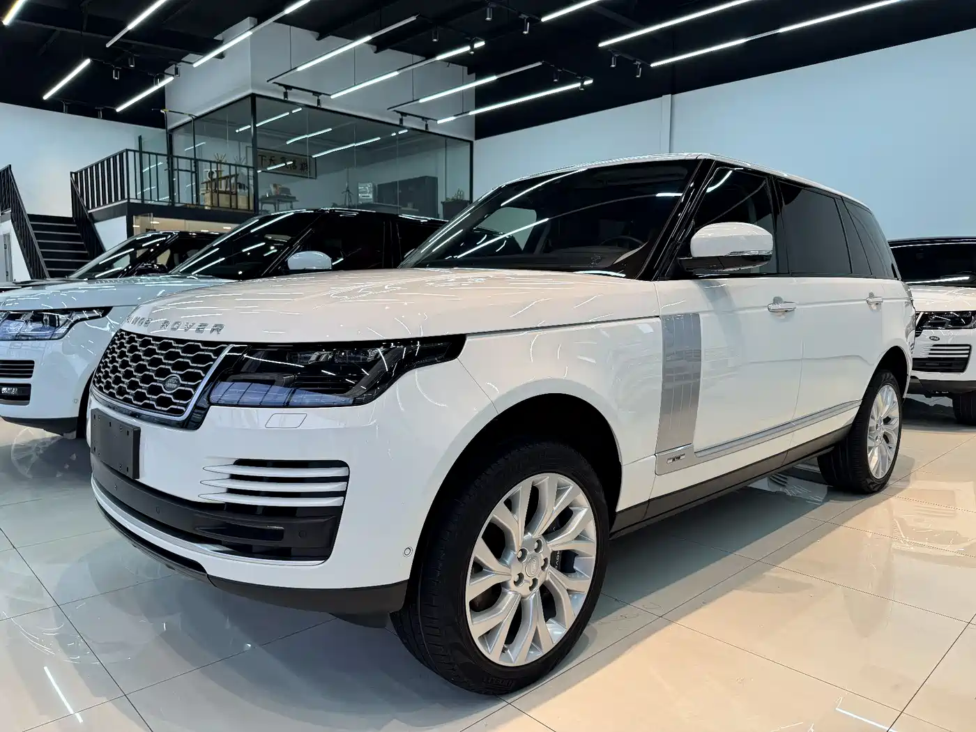 Land Rover Range Rover 2018 3.0 SC V6 Vogue SE Genesis Extended Edition фото 3