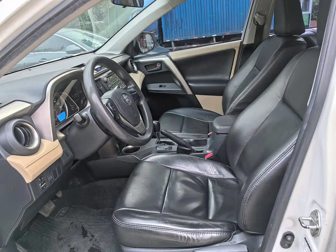 Toyota RAV4 Rongfang 2015 2.0L CVT 2WD Urban Edition фото 9
