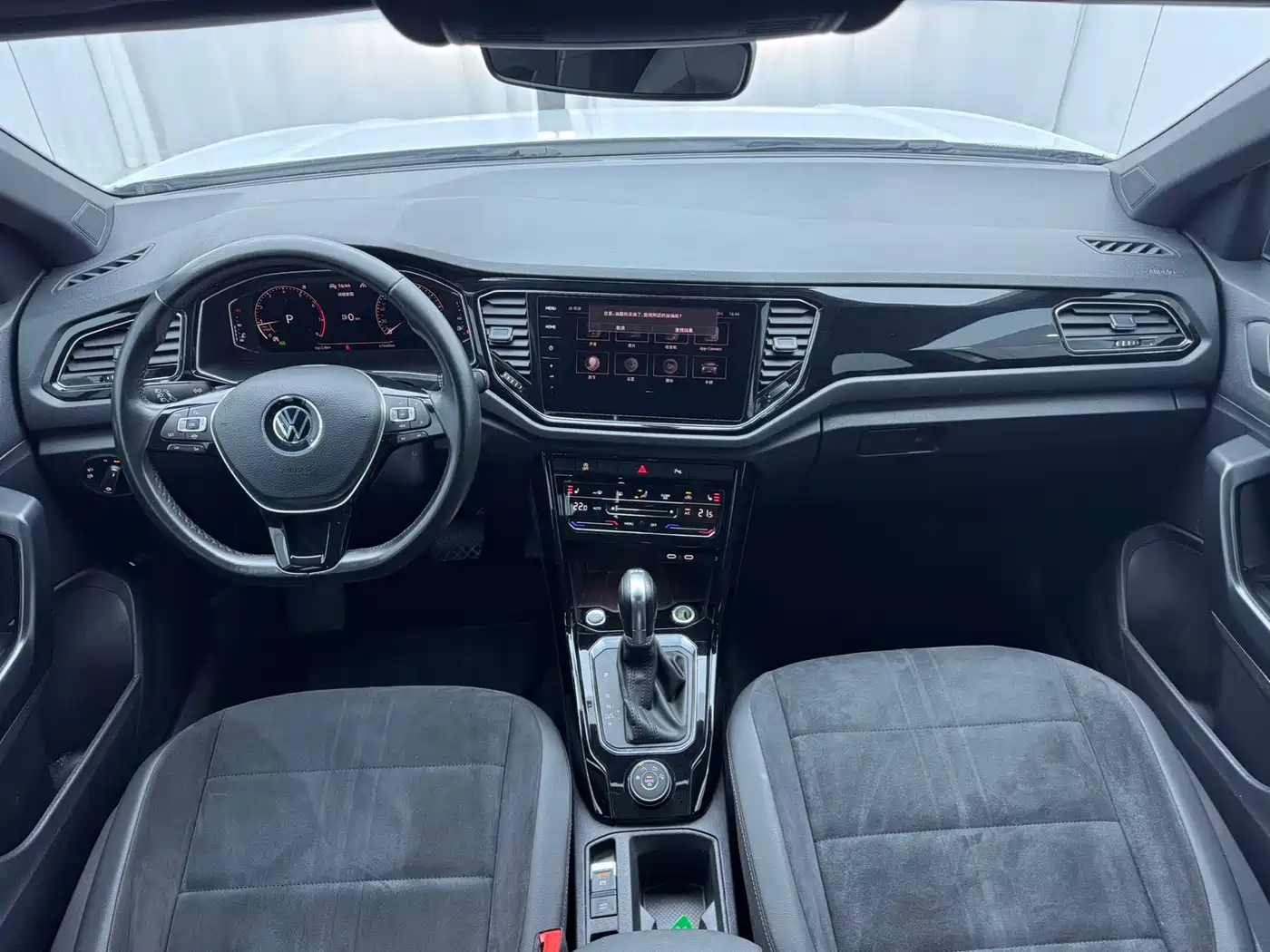 VOLKSWAGEN T-ROC EXPLORING SONGS