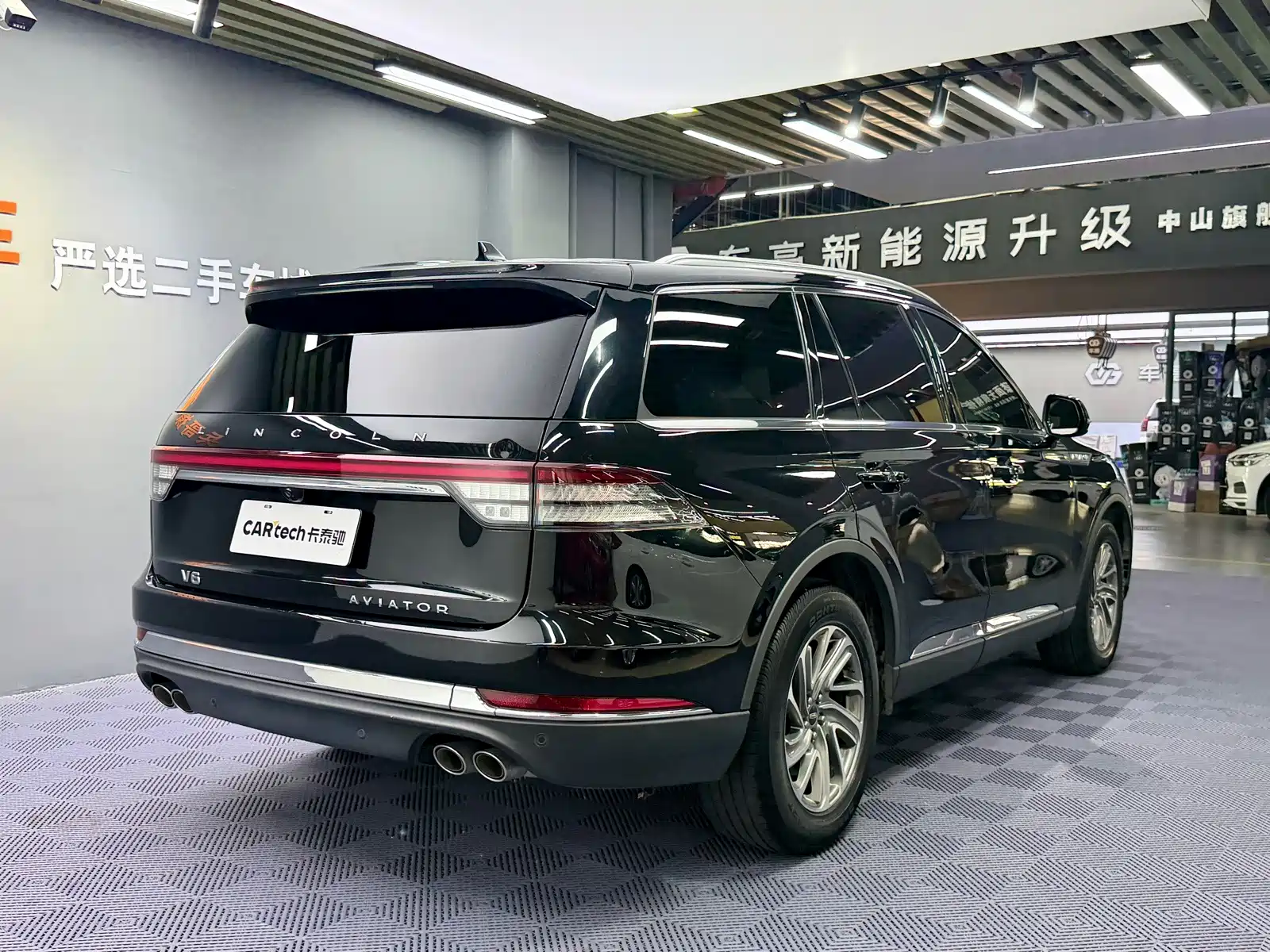 Фото 13 - Lincoln Aviator