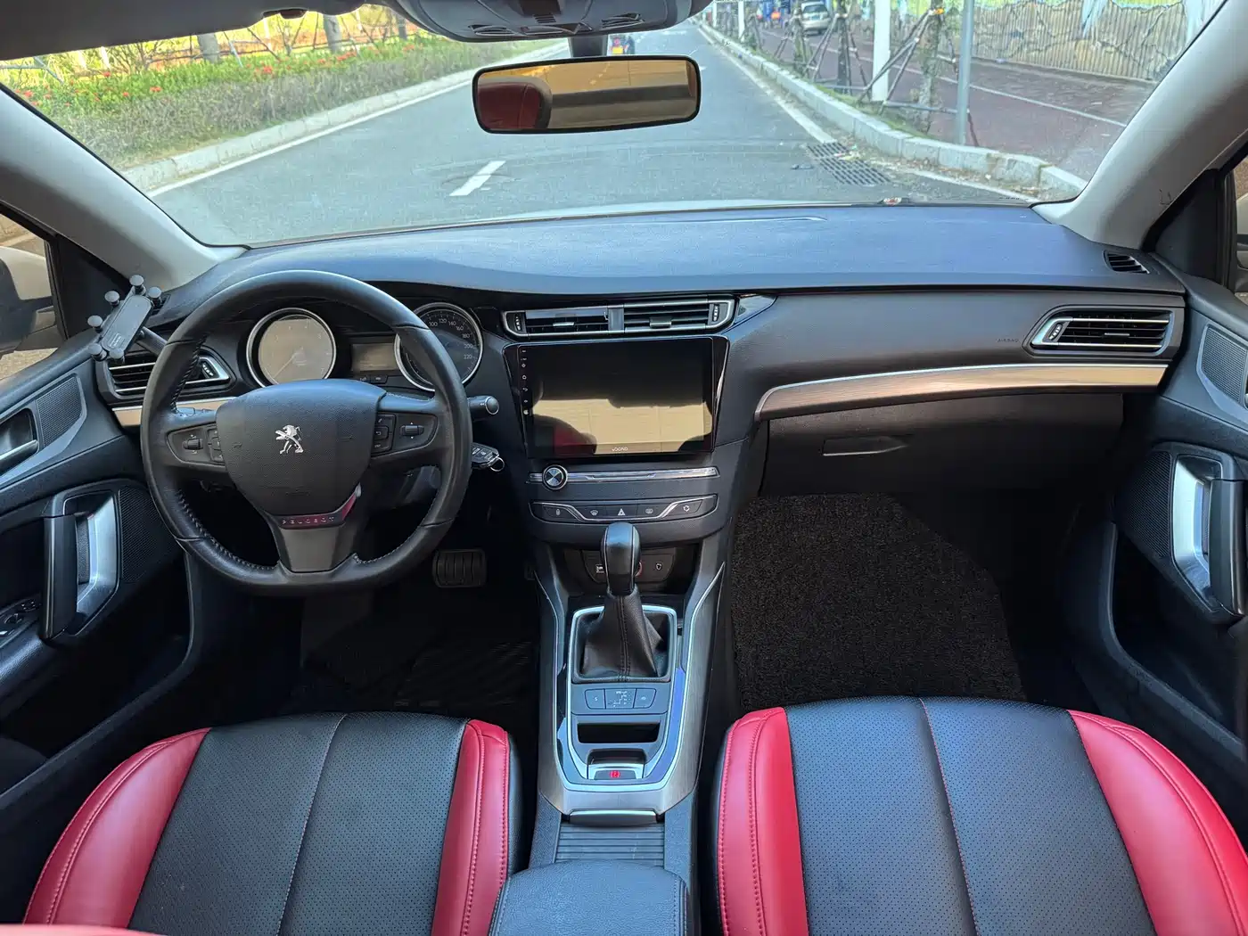 Peugeot 408 2015 Model 1.2T Automatic Luxury Edition фото 7