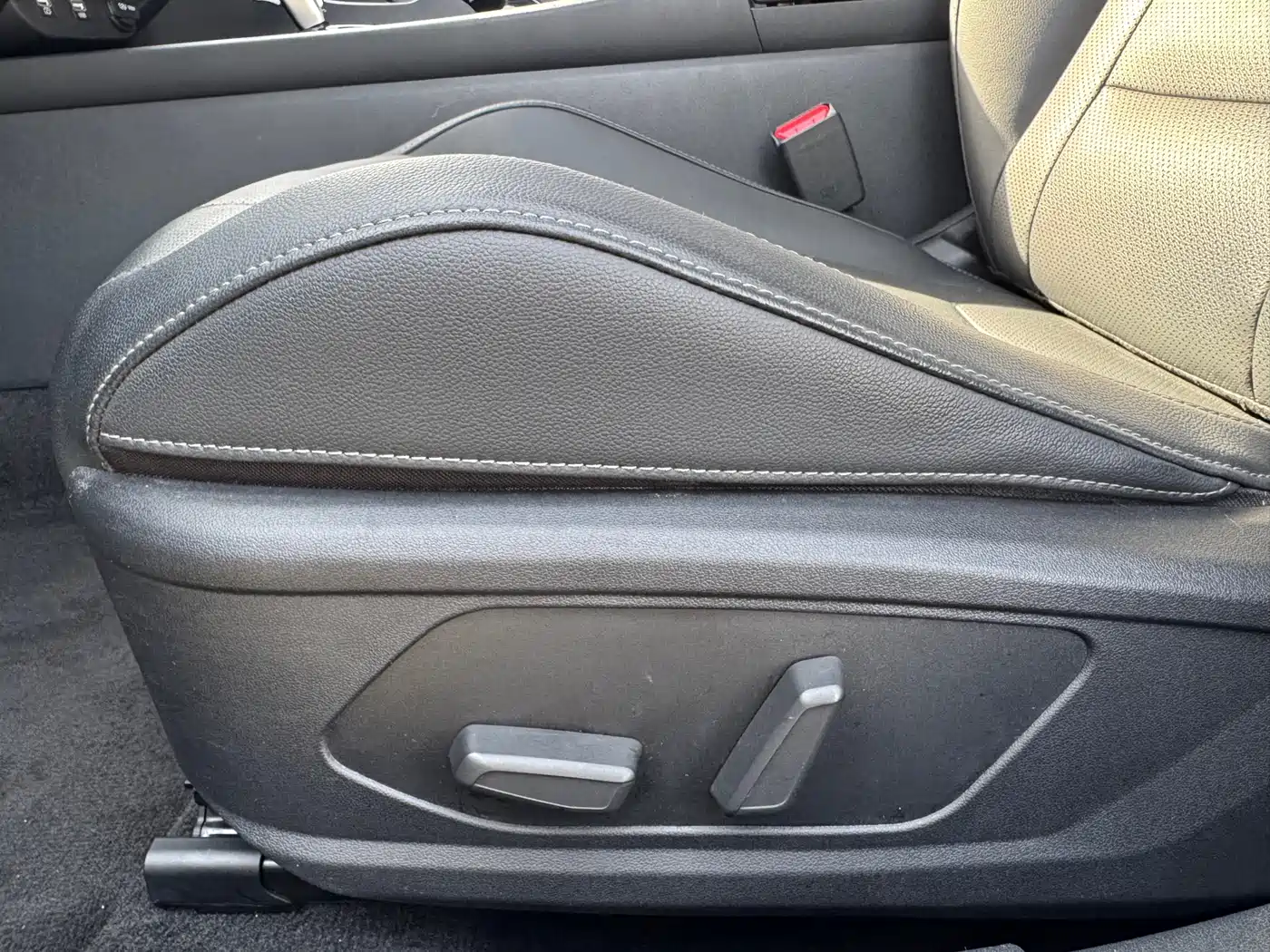 Hyundai Elantra 2022 1.5L CVT LUX Premium Edition фото 14
