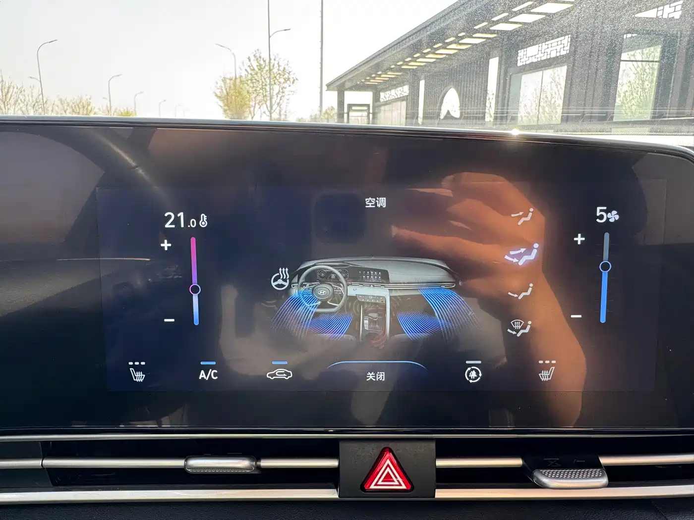 Hyundai Elantra 2022 1.5L CVT LUX Premium Edition фото 21