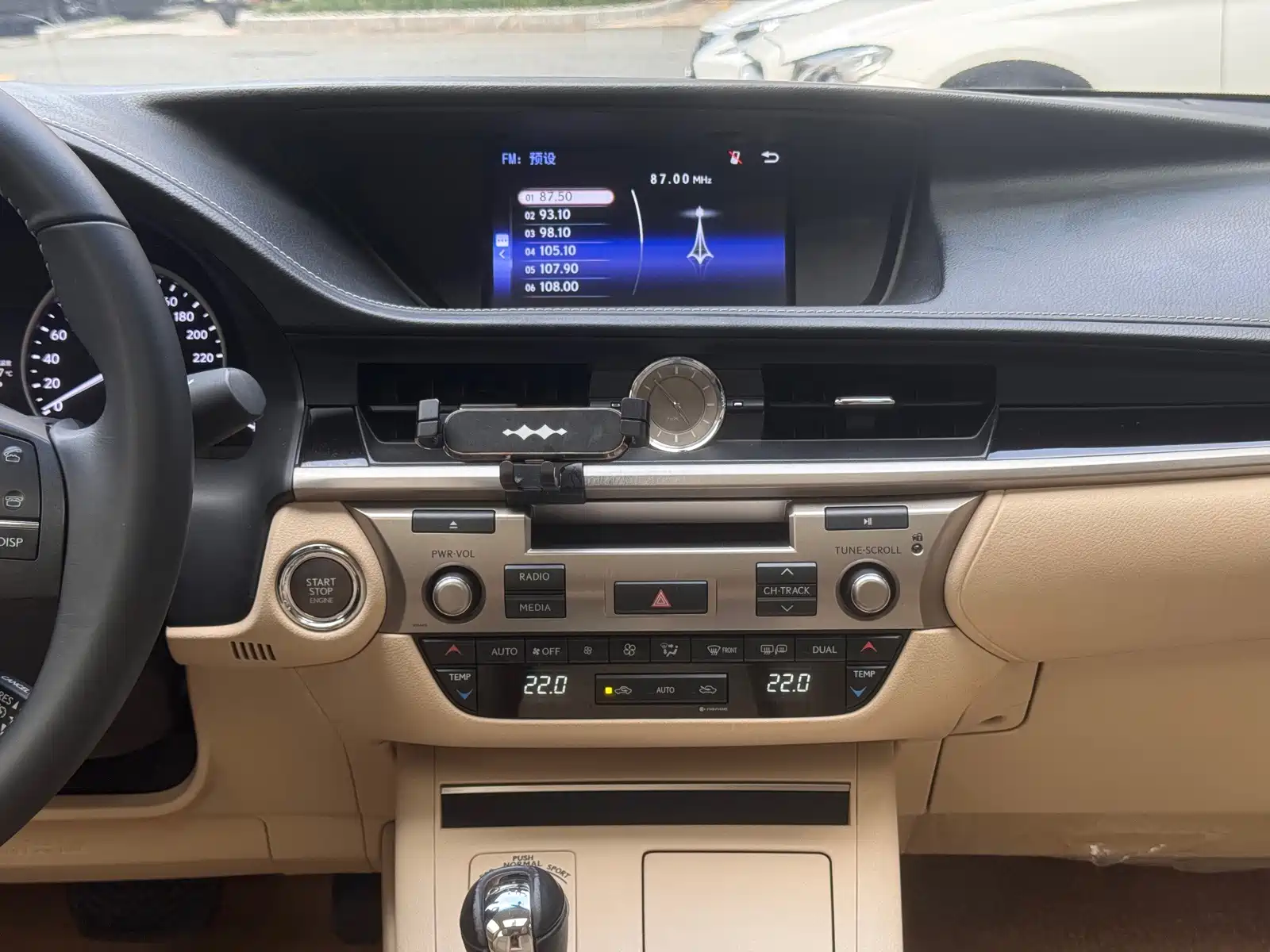 Фото 6 - Lexus ES
