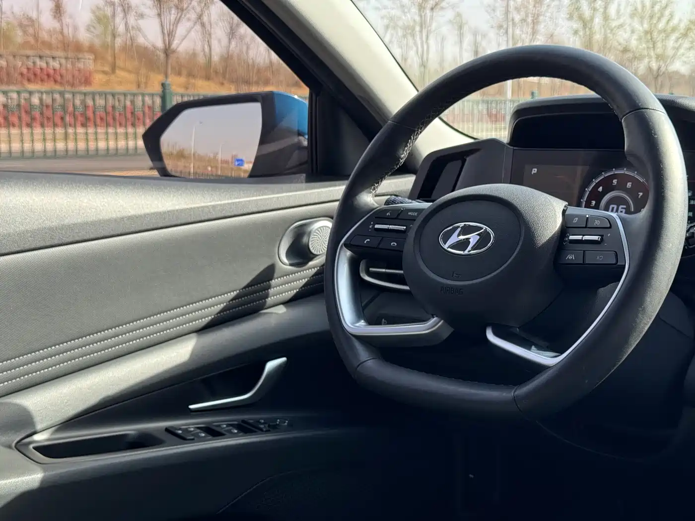 Hyundai Elantra 2022 1.5L CVT LUX Premium Edition фото 20