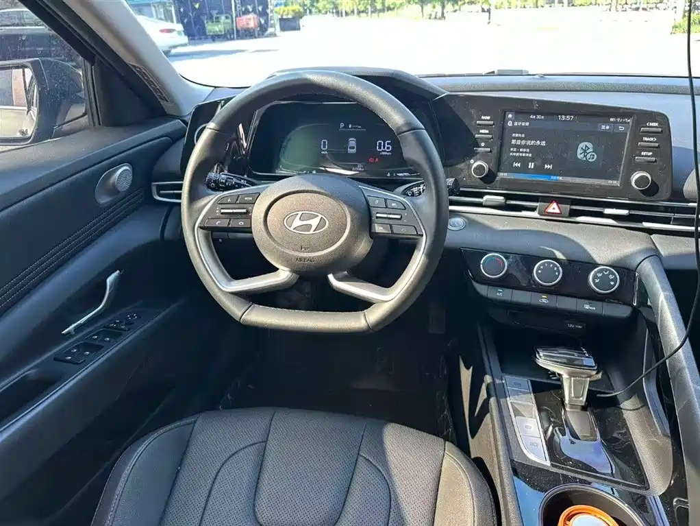 Hyundai Elantra 2023 1.5L CVT GLX Elite Edition фото 4