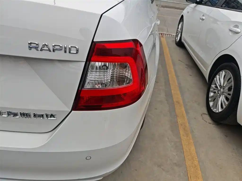 Škoda Rapid 2016 1.6L Automatic Pioneer Edition фото 8