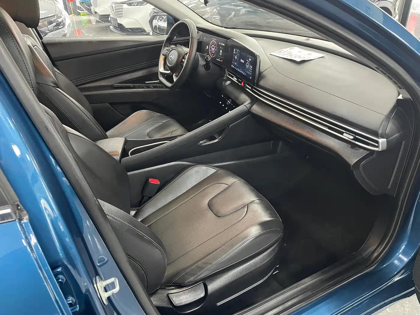Hyundai Elantra 2022 1.5L CVT LUX Premium Edition фото 8