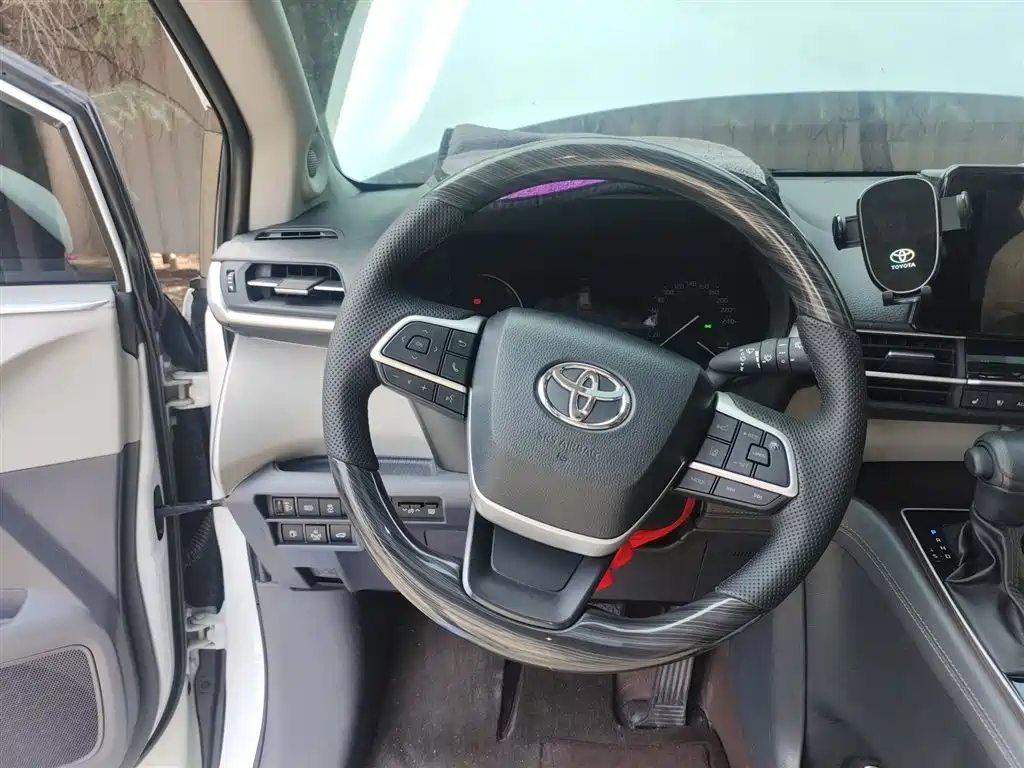 Toyota Sienna 2024 2.5L Hybrid Comfort Edition фото 3