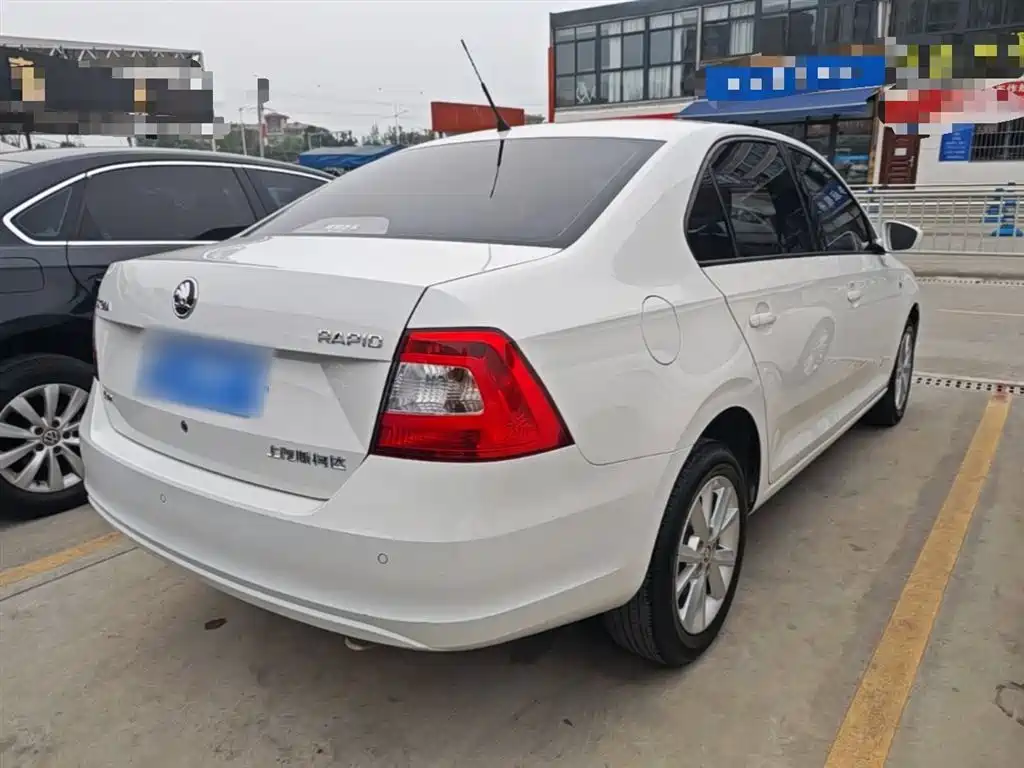 Škoda Rapid 2016 1.6L Automatic Pioneer Edition фото 7