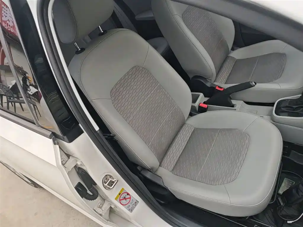 Škoda Rapid 2016 1.6L Automatic Pioneer Edition фото 25