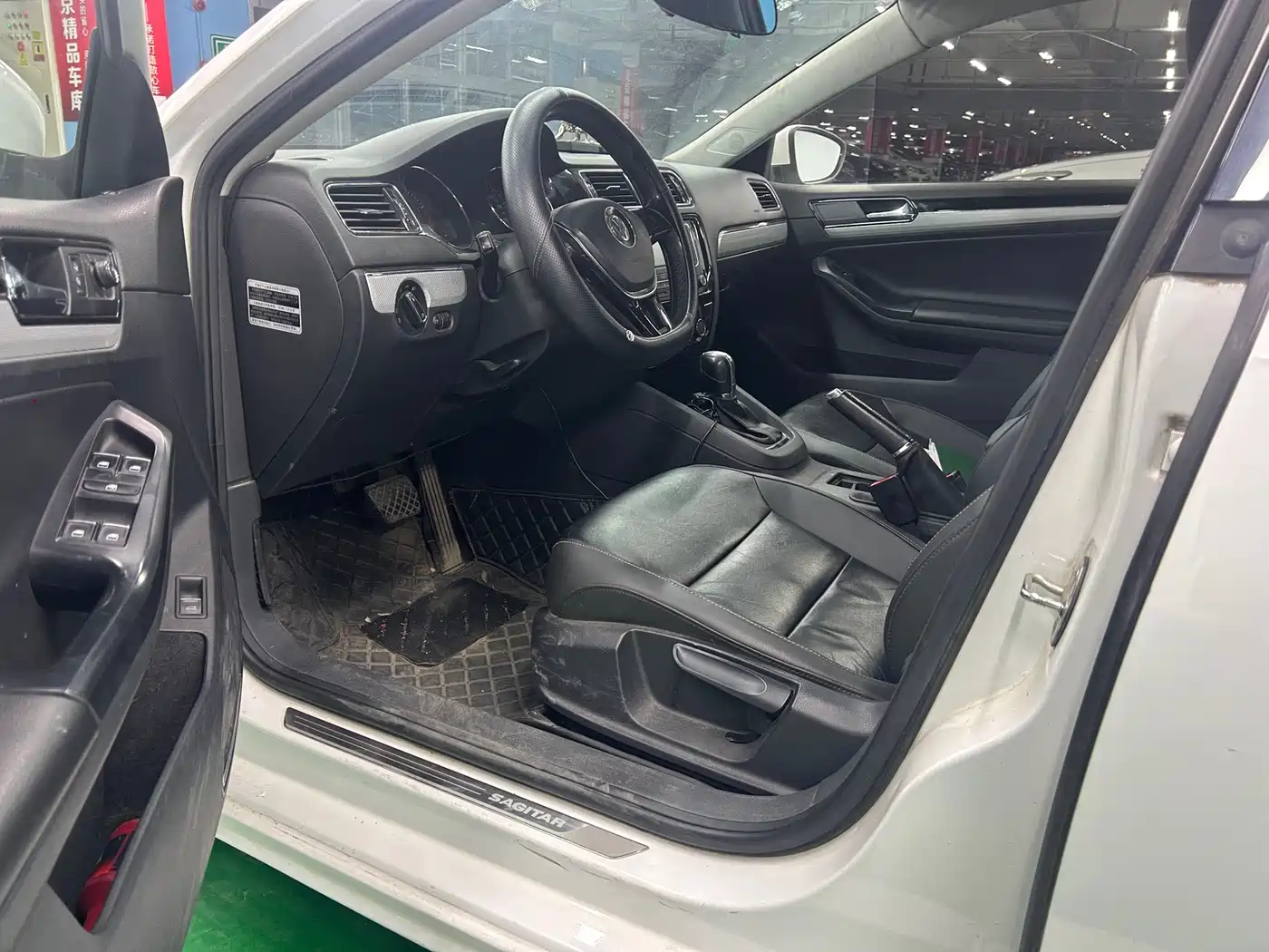 Volkswagen Sagitar 2015 1.6L Automatic Comfort фото 8