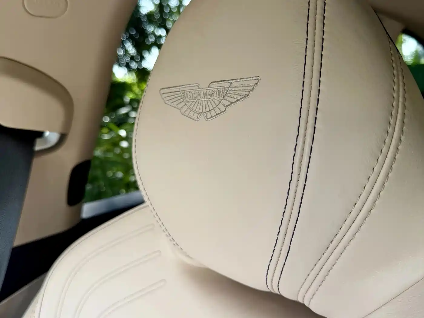 Photo 4 - Aston Martin DBX