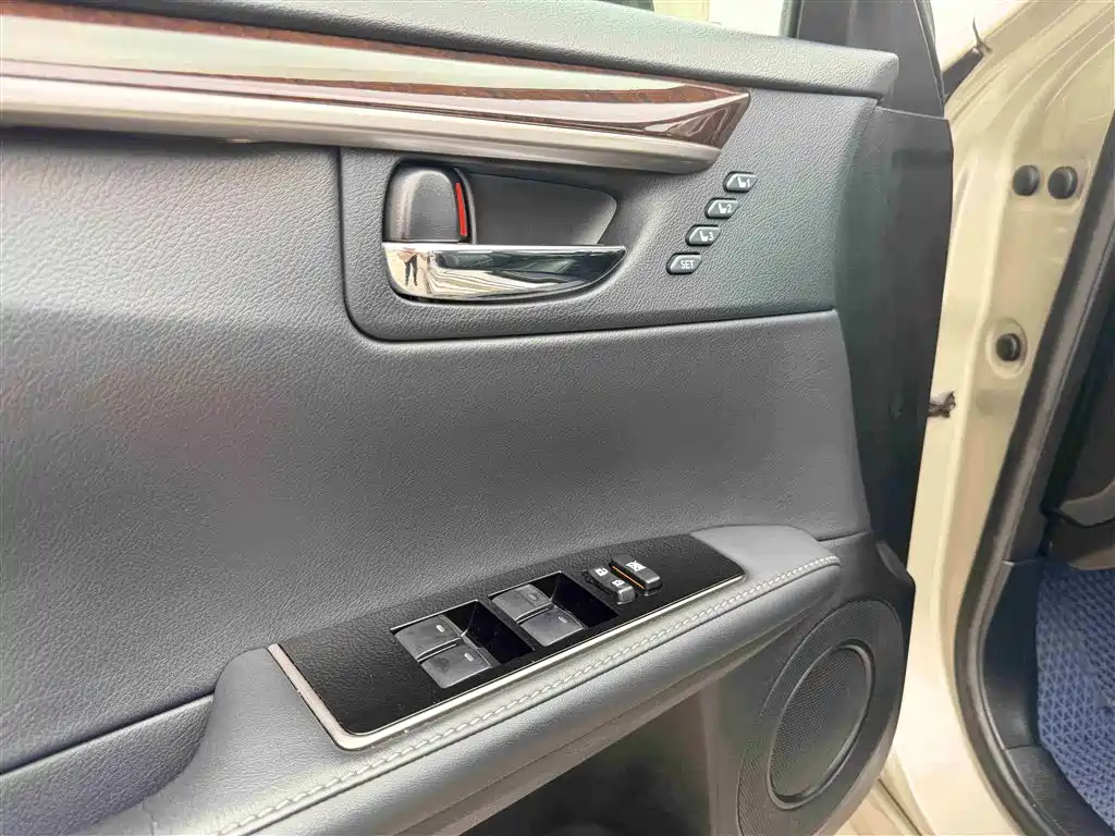 Lexus ES 2015 250 Elegance Edition фото 26