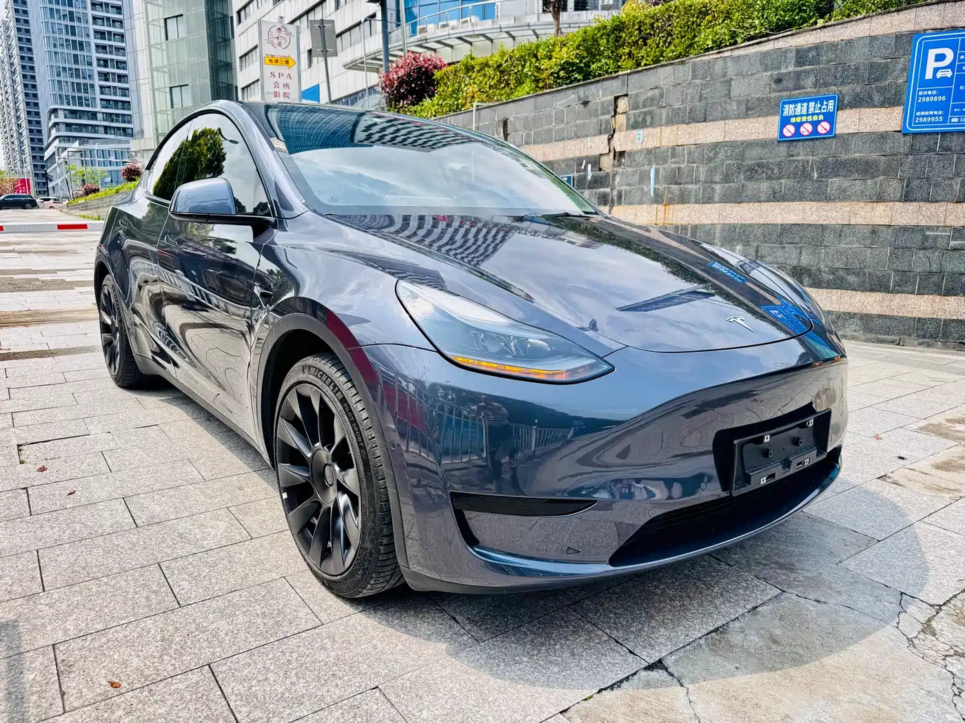 TESLA MODEL Y