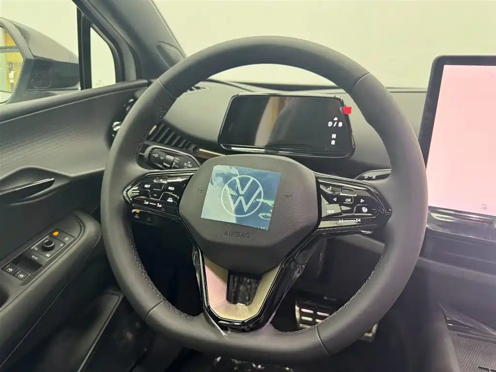 VOLKSWAGEN WITH THE CROWD 06