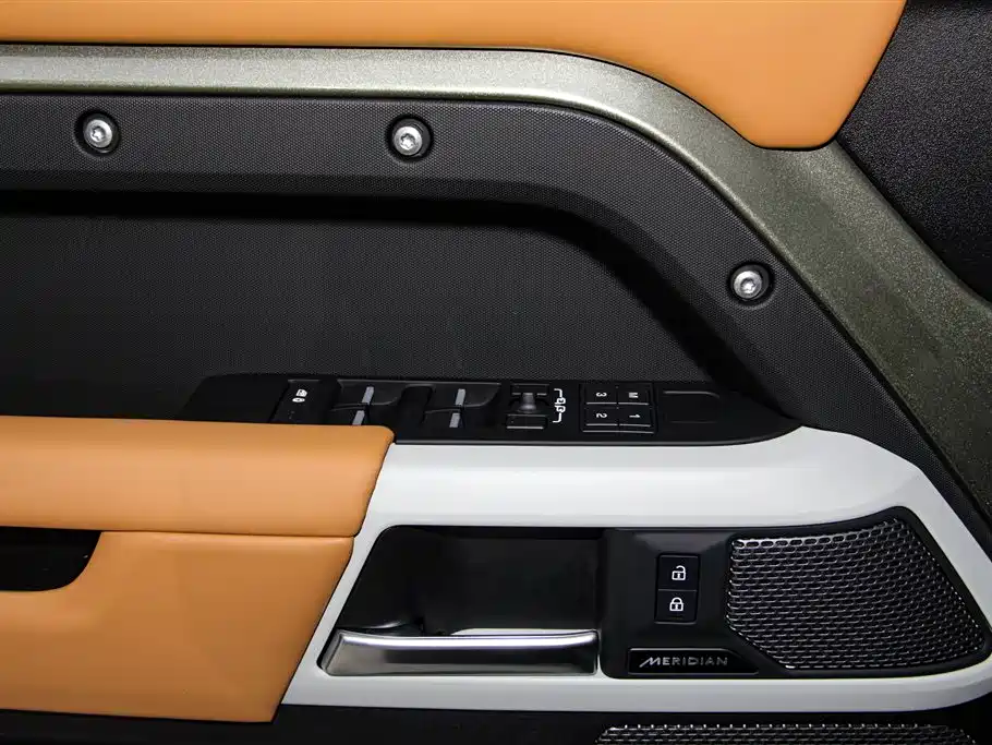 Land Rover Defender 2023 Facelift 110 3.0T P400 Dark Special Edition фото 25